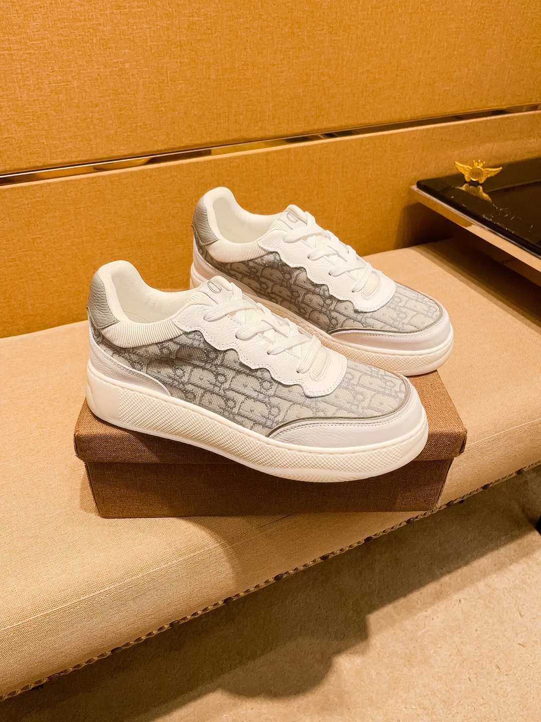 Men's shoes 💰 440💰【Dior】🔥Men's high-end brand of shoes official website 1:1 latest masterpiece: the upper is made of Italian imported first-layer cowhide with a comfortable and breathable lining➕original non-slip and wear-resistant outsole🔥, making walking more convenient and comfortable! An exclusive new model, a stunning work, a beautiful 1:1 replica [color] compared to the official quality! Create a fashionable personality to set off your uniqueness! A must-have for trendy men! Classic 🔥Size: 38-44 Color: 🔥 2⃣️colors available🔥